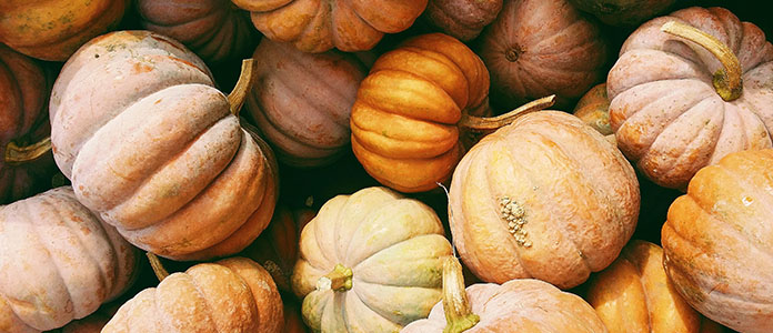 A large pile of fairytale pumpkins