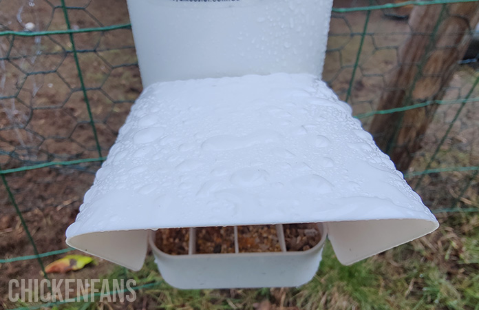 The rainproof lid of the royal rooster feeder keeps the feed dry